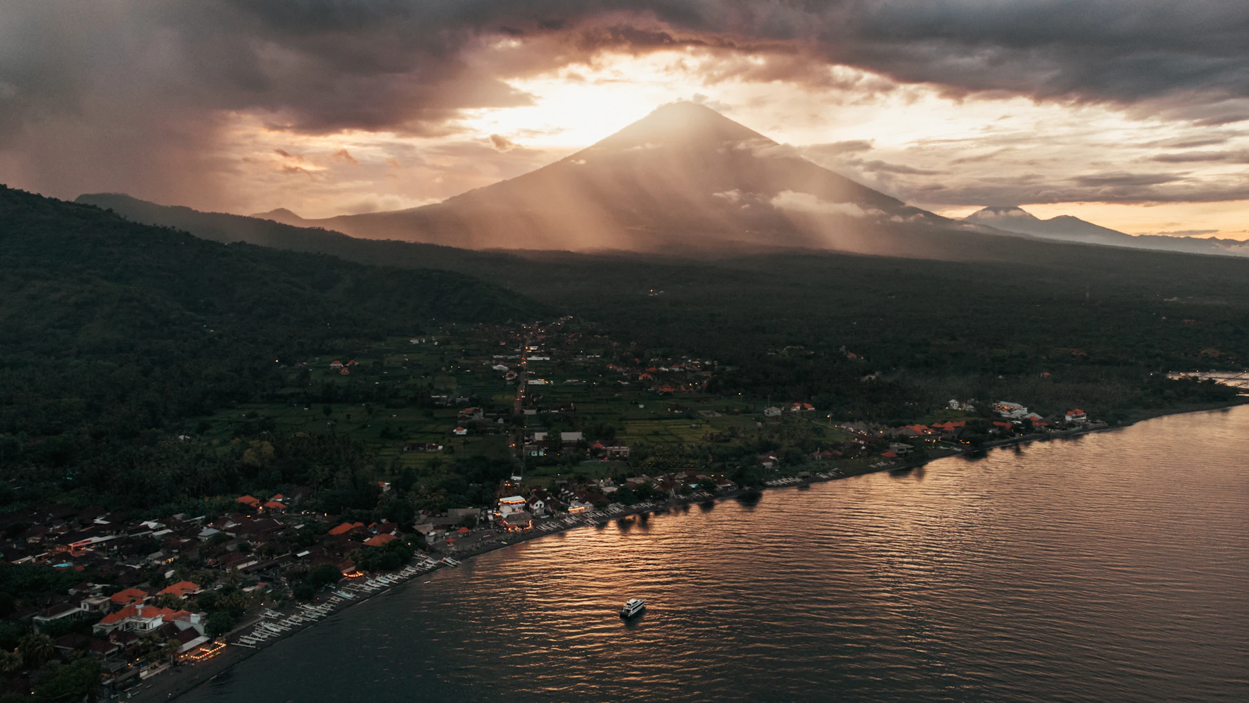 Costa de Amed con el volcán Agung al atardecer, en el este de Bali
