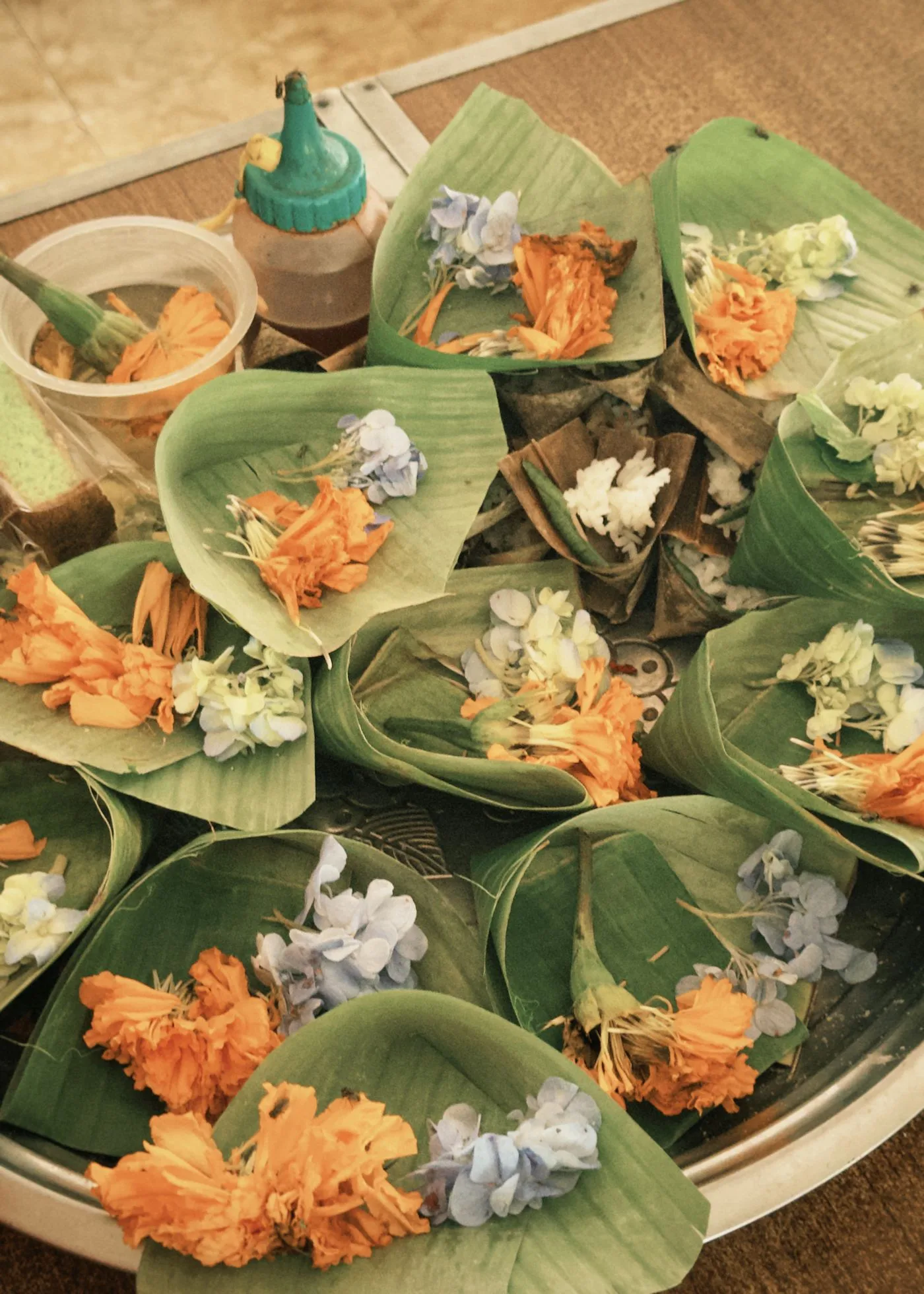 Canang sari, la ofrenda diaria balinesa de flores y hoja de palma