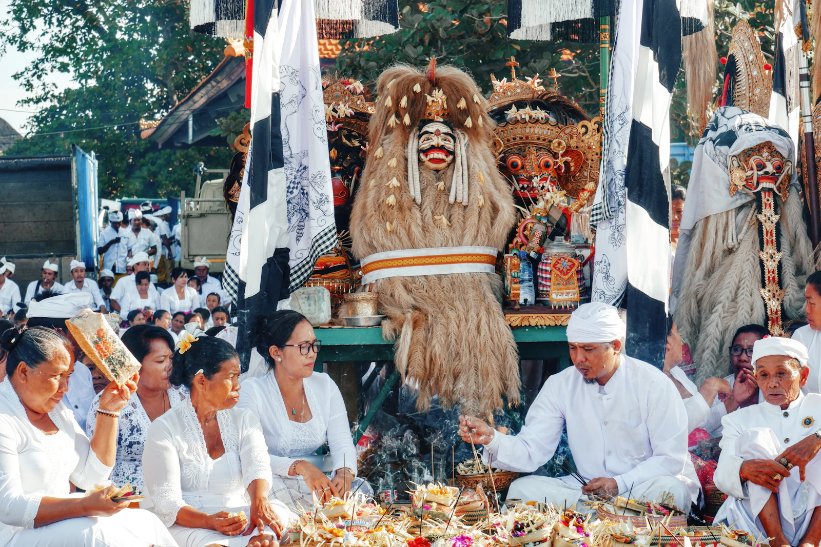 Ceremonia de Melasti: balineses vestidos de blanco junto al mar antes de Nyepi