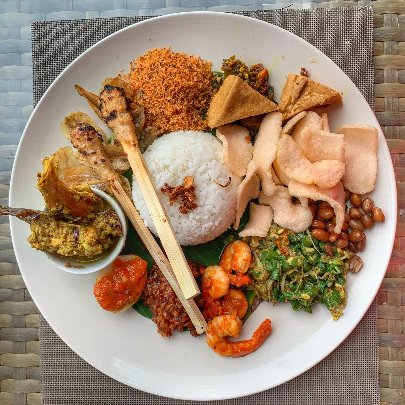 Nasi campur balinés con arroz, sate y sambal