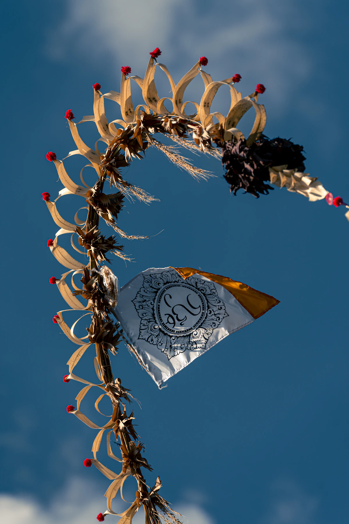 Penjor, el bambú decorado de Galungan, contra el cielo azul de Bali