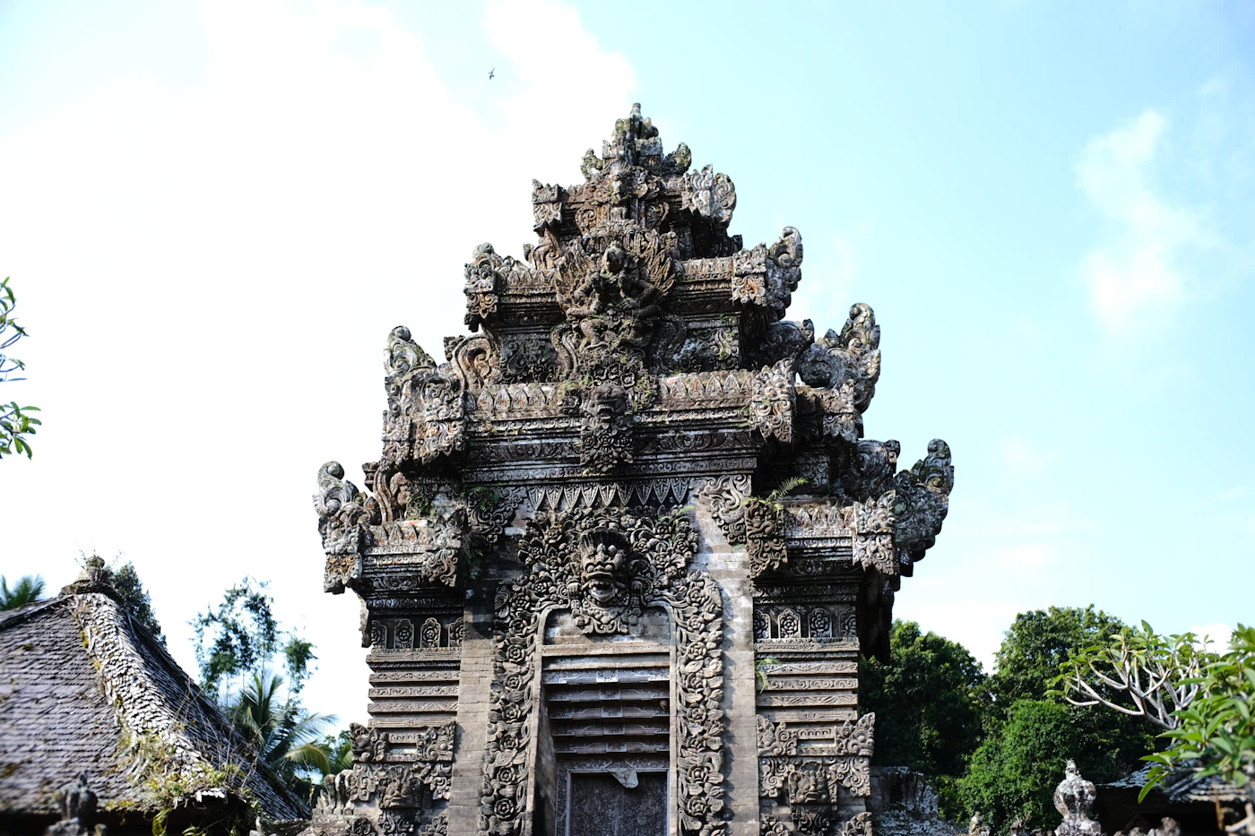 Templo tradicional de piedra en la aldea de Penglipuran, Bali