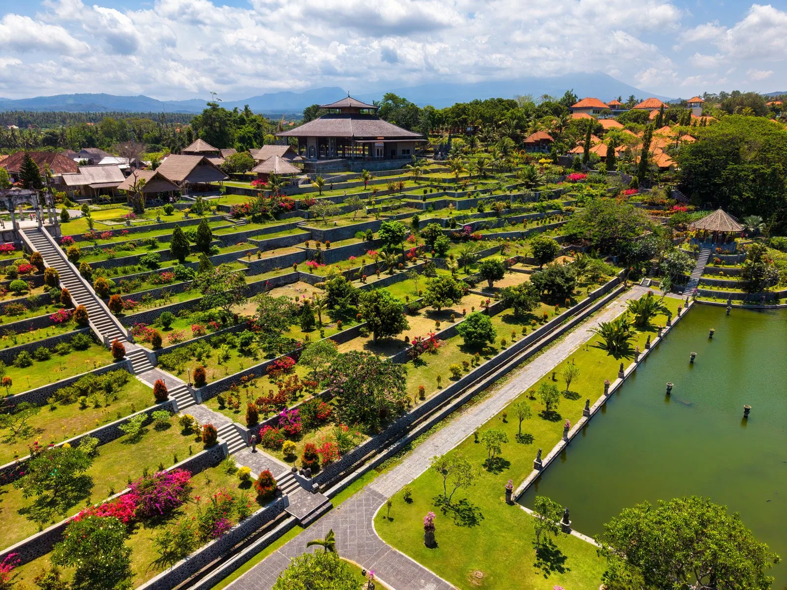 Vista aérea del palacio del agua de Tirta Gangga, en el este de Bali