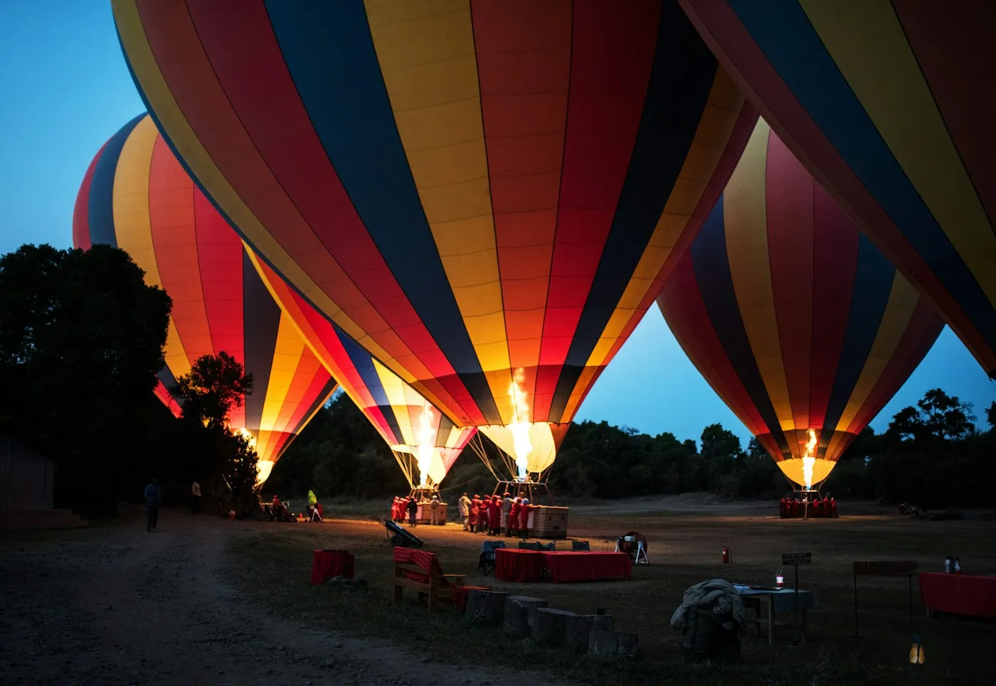 Globos aerostáticos inflándose antes del amanecer en el Masái Mara
