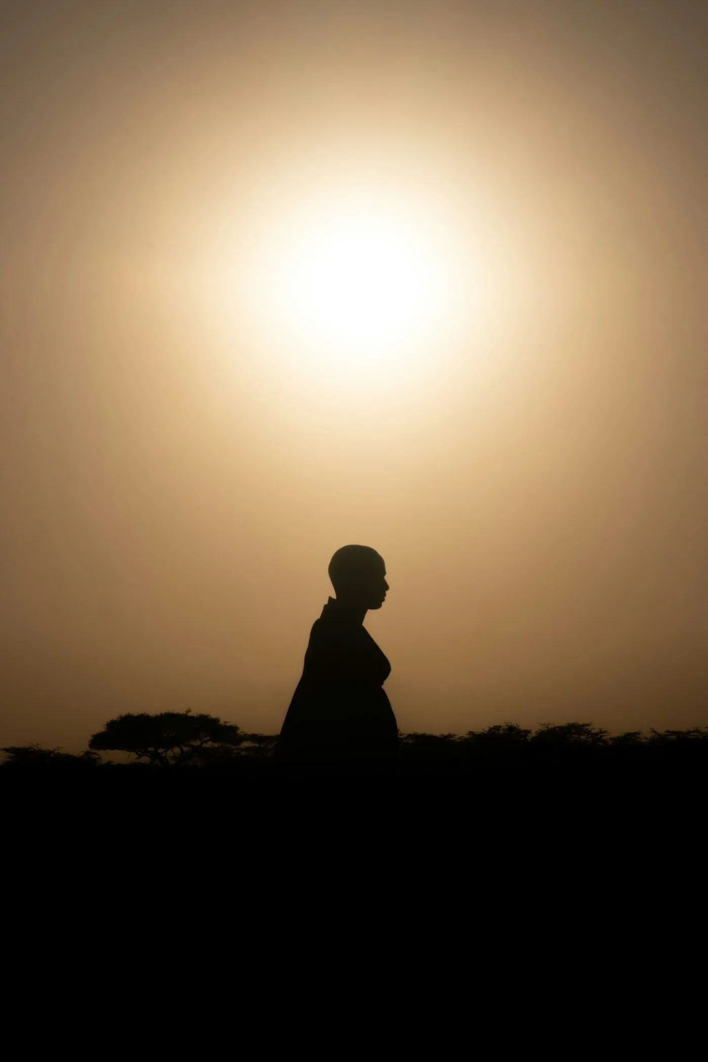 Silueta de un hombre masái al amanecer en el Masái Mara