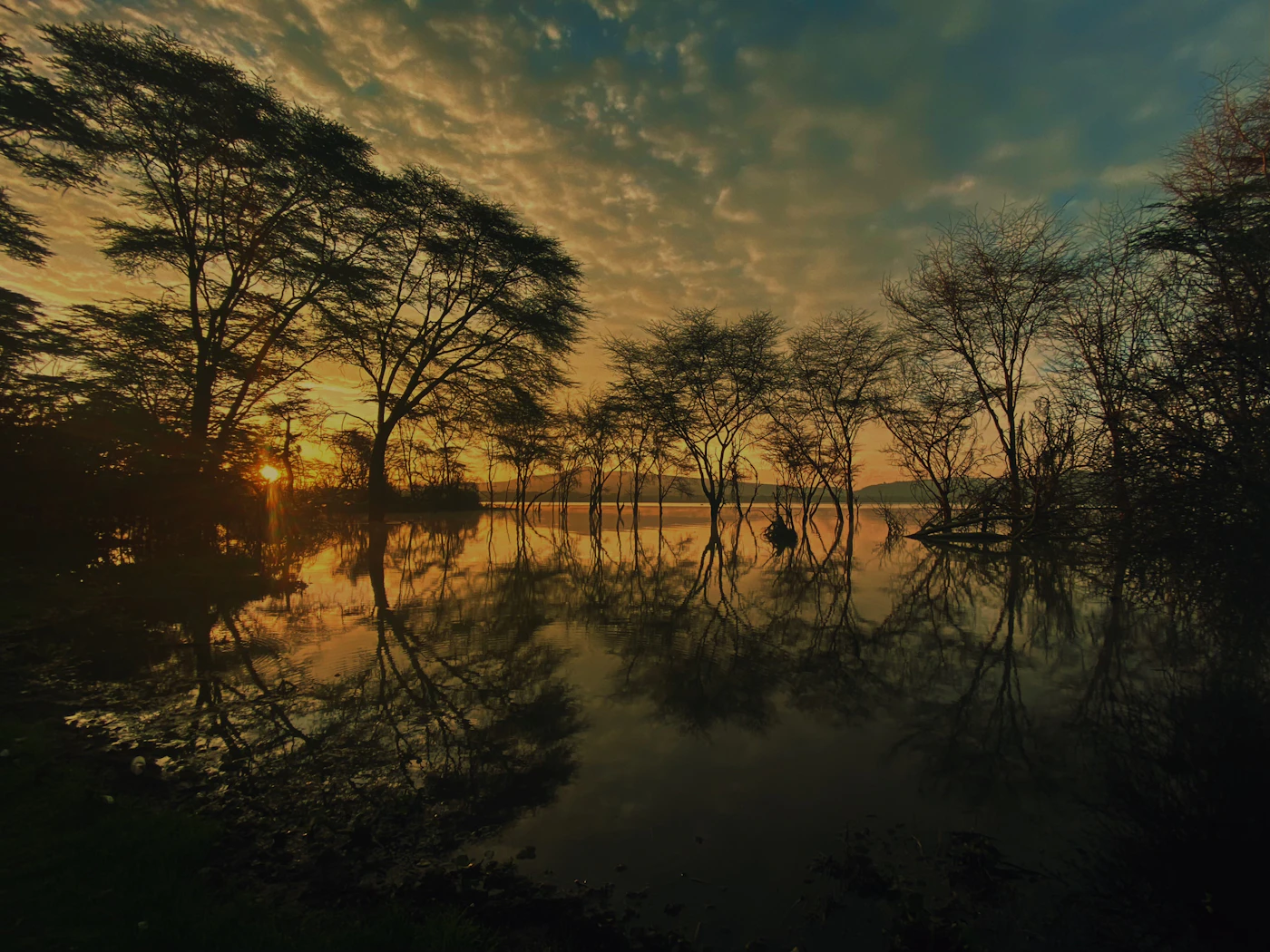 Amanecer sobre el lago Oloidien, junto al lago Naivasha