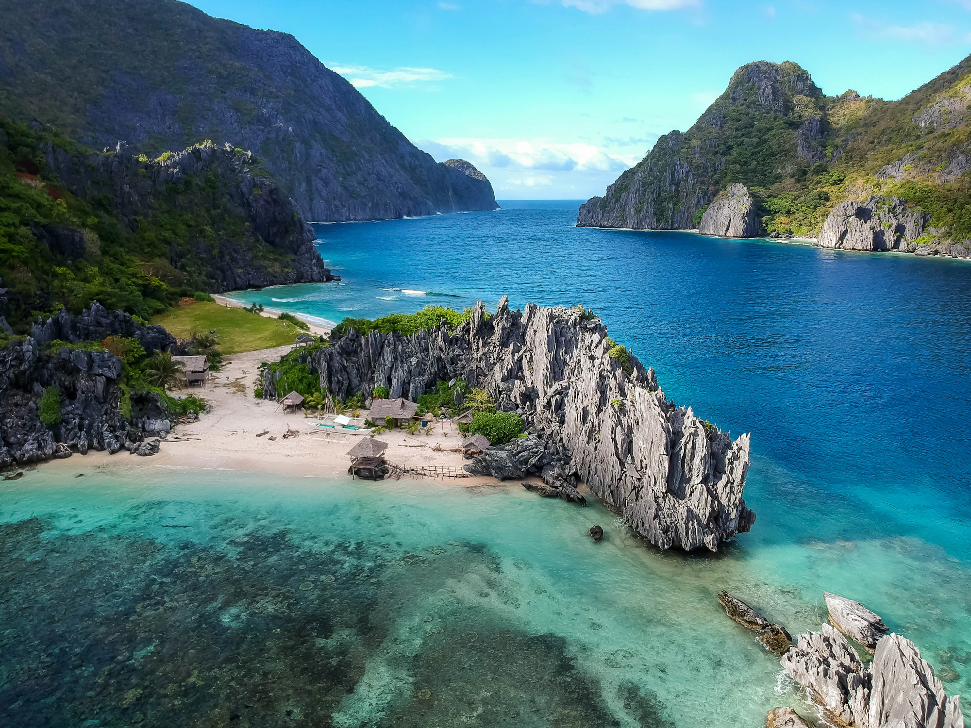 Lugares más bonitos de Palawan: vista aérea de las islas de caliza de El Nido