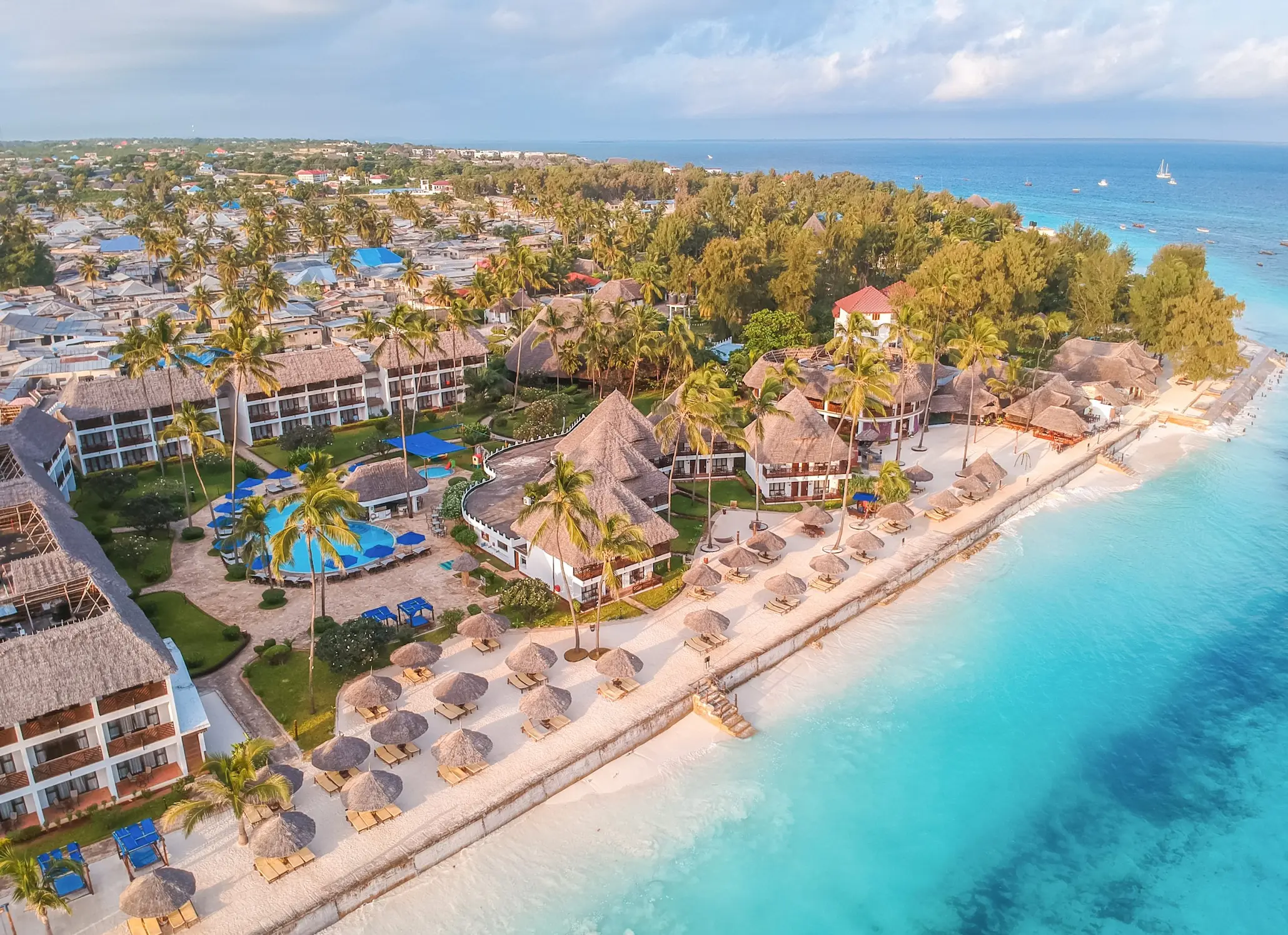 Hotel de playa de Zanzíbar visto desde el aire, con arena blanca y mar turquesa