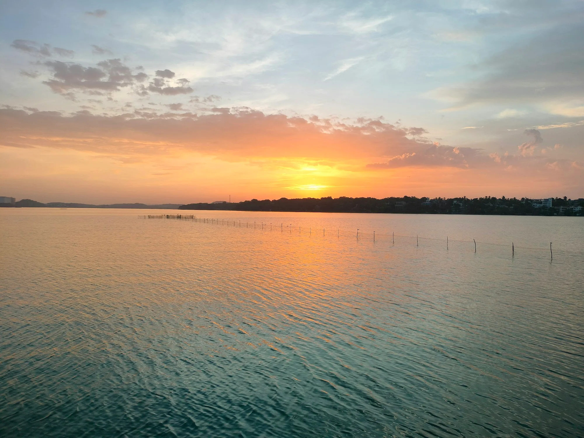 Atardecer sobre el mar en Trincomalee, en la costa este de Sri Lanka
