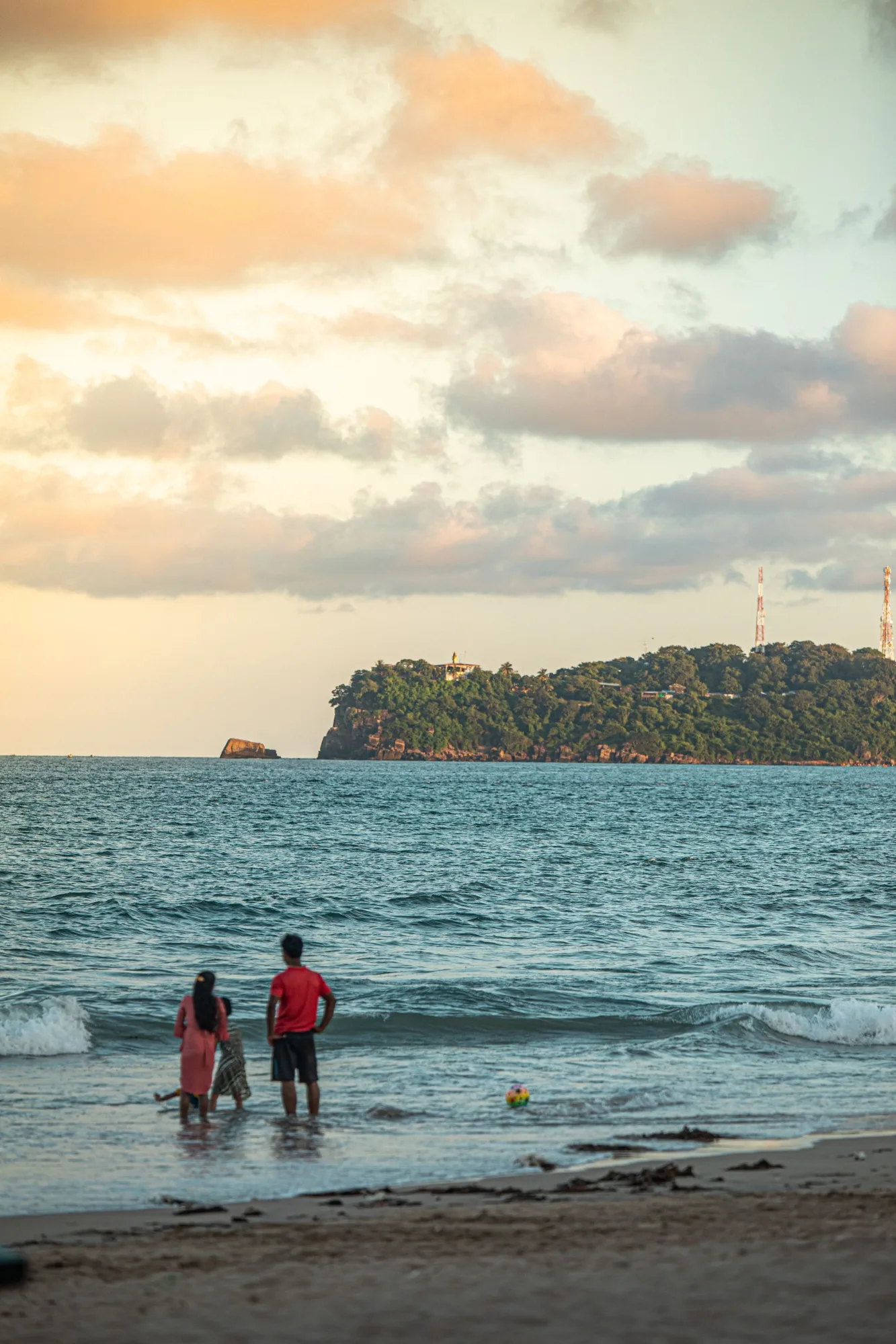 Orilla de Trincomalee con una isla al fondo